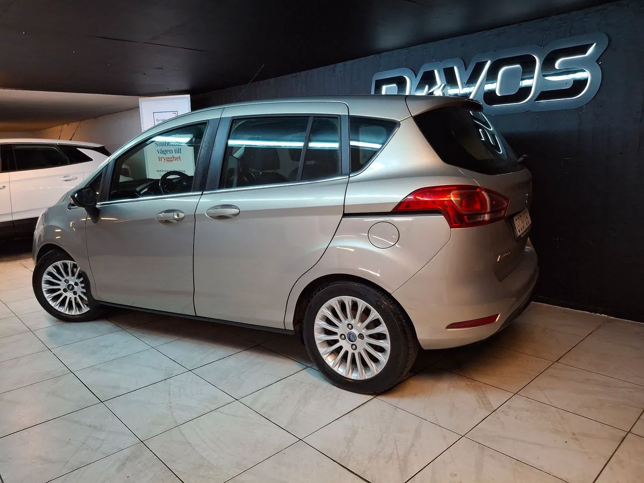 Vehicle image 4