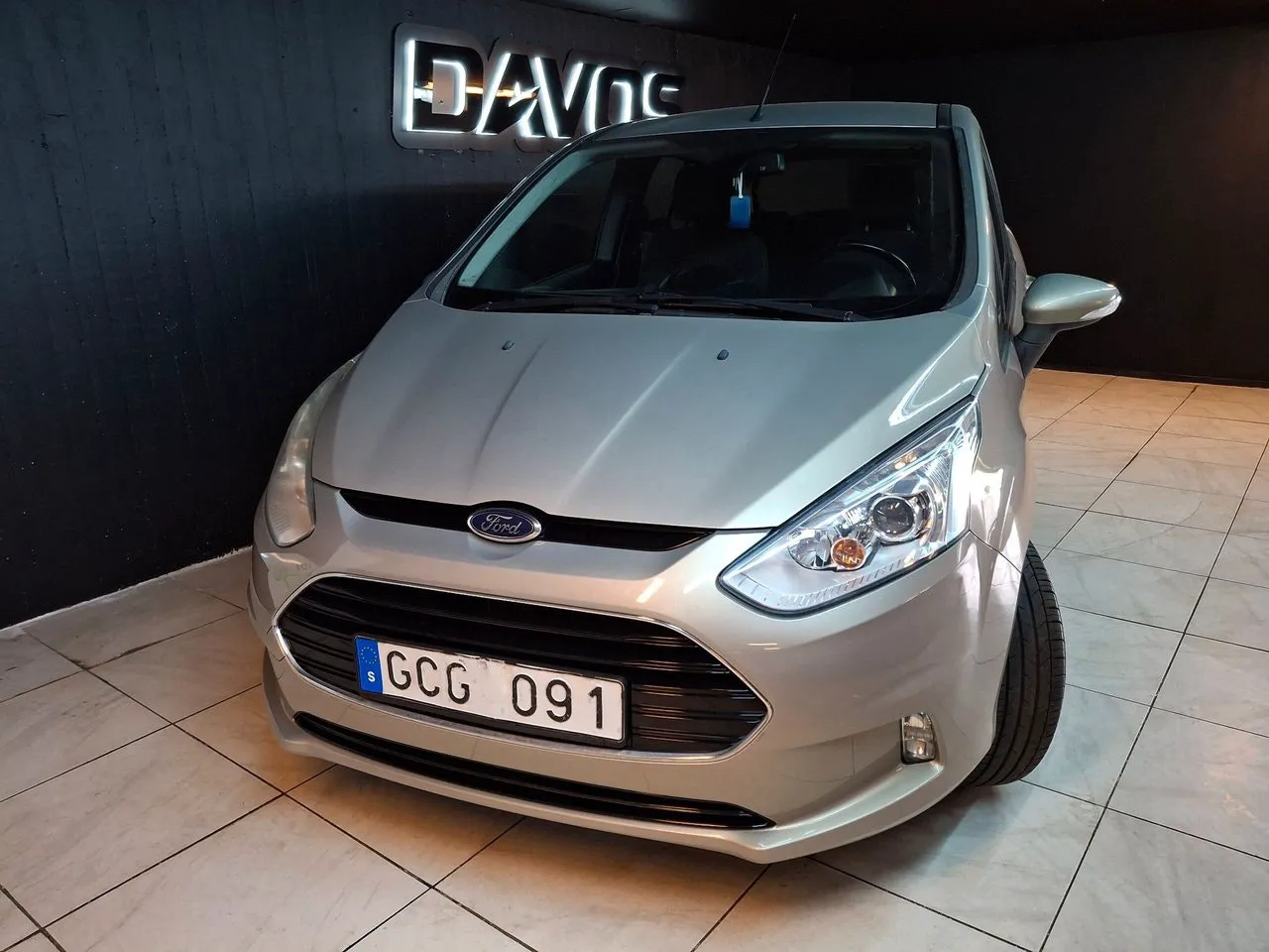 Vehicle image 5