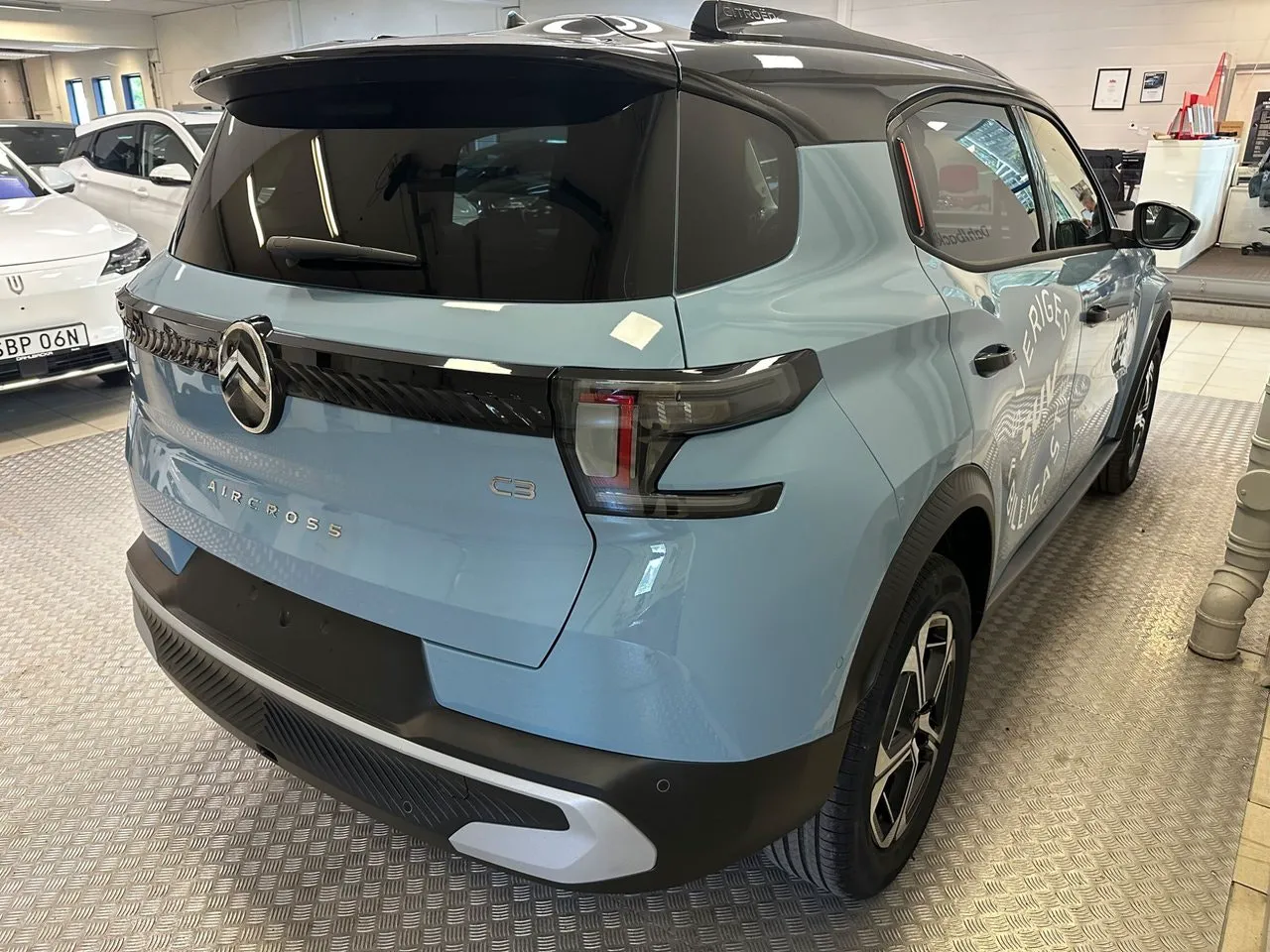 Vehicle image 4