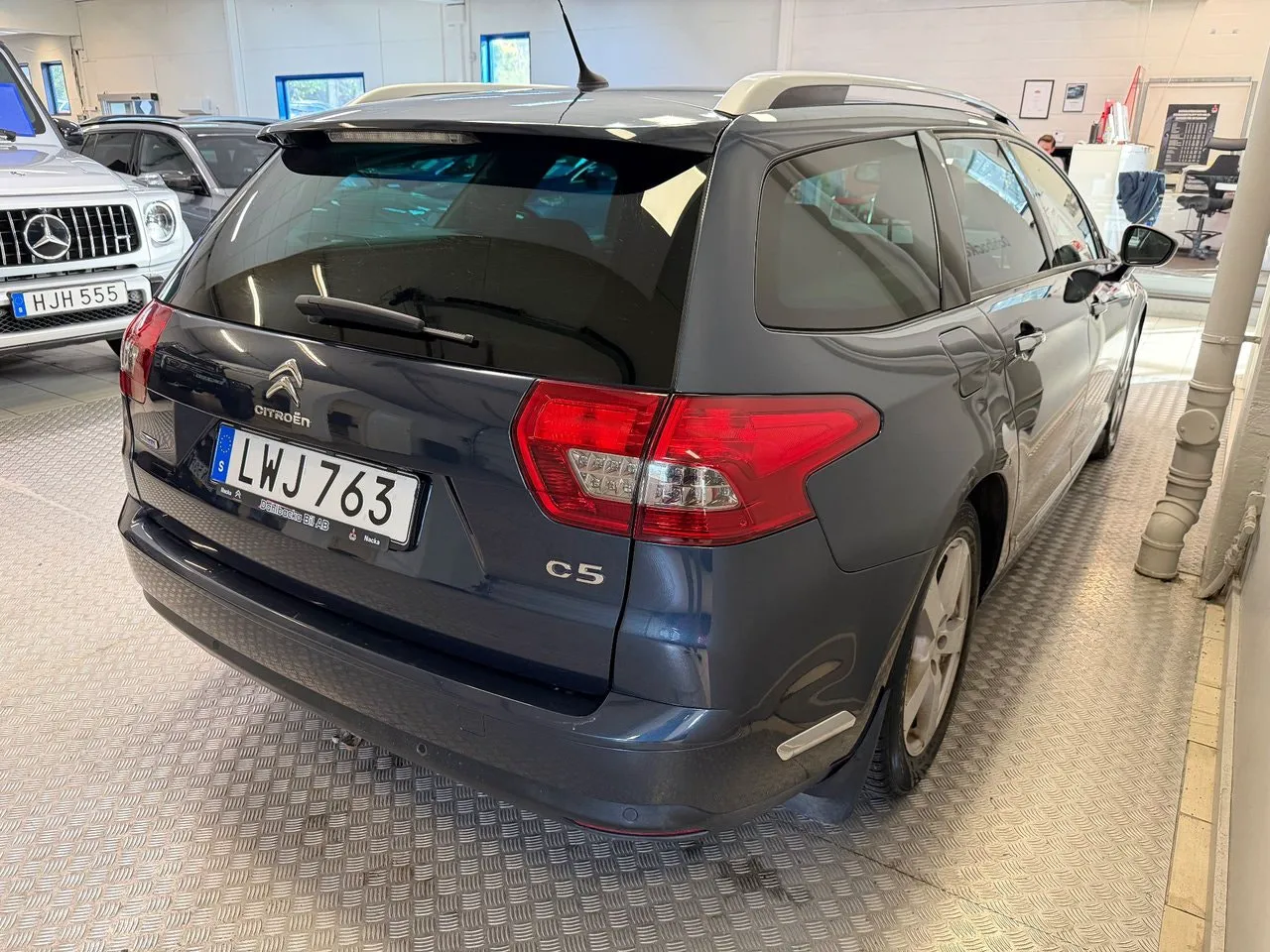 Vehicle image 4