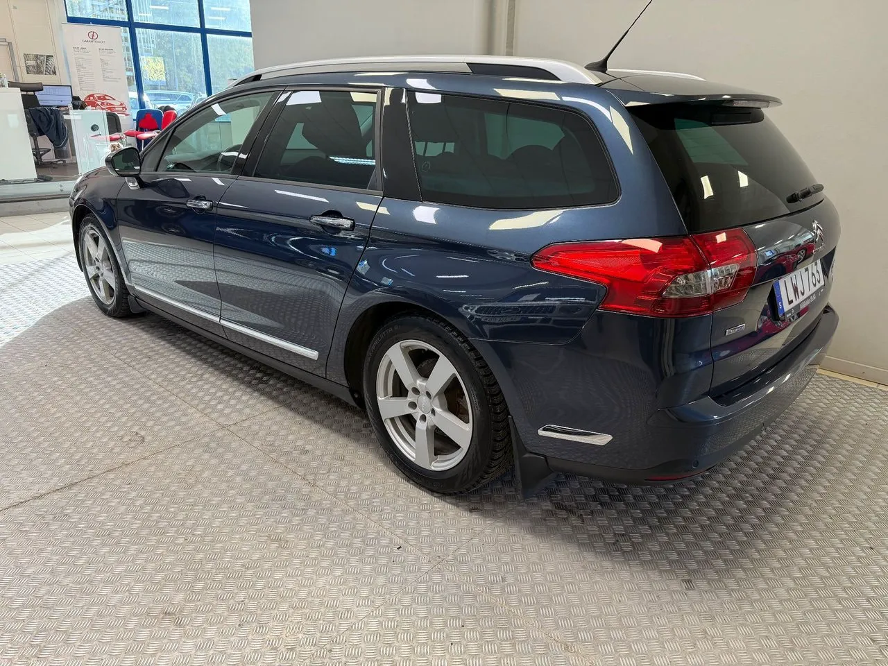 Vehicle image 3
