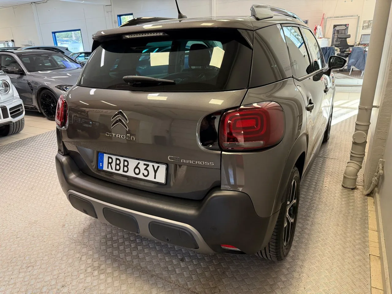 Vehicle image 4