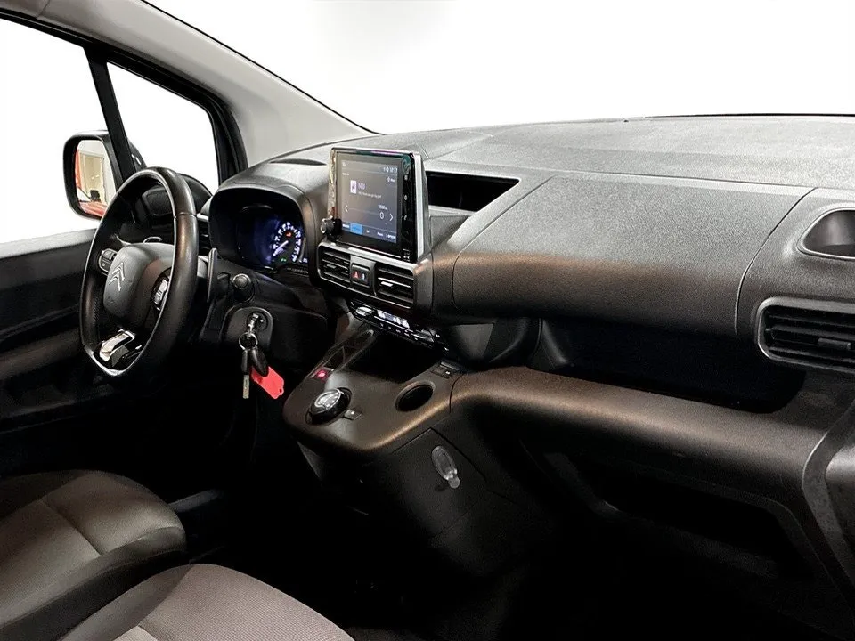 Vehicle image 16