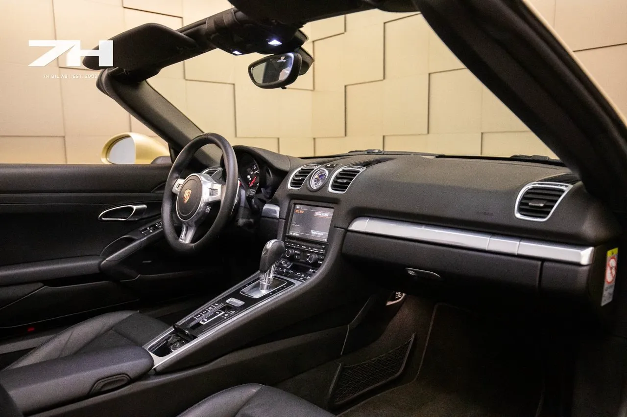 Vehicle image 15