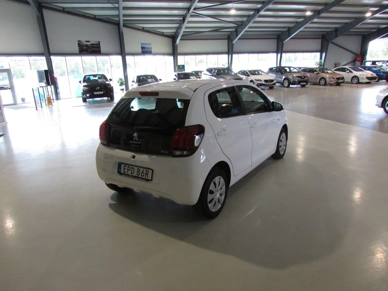 Vehicle image 4