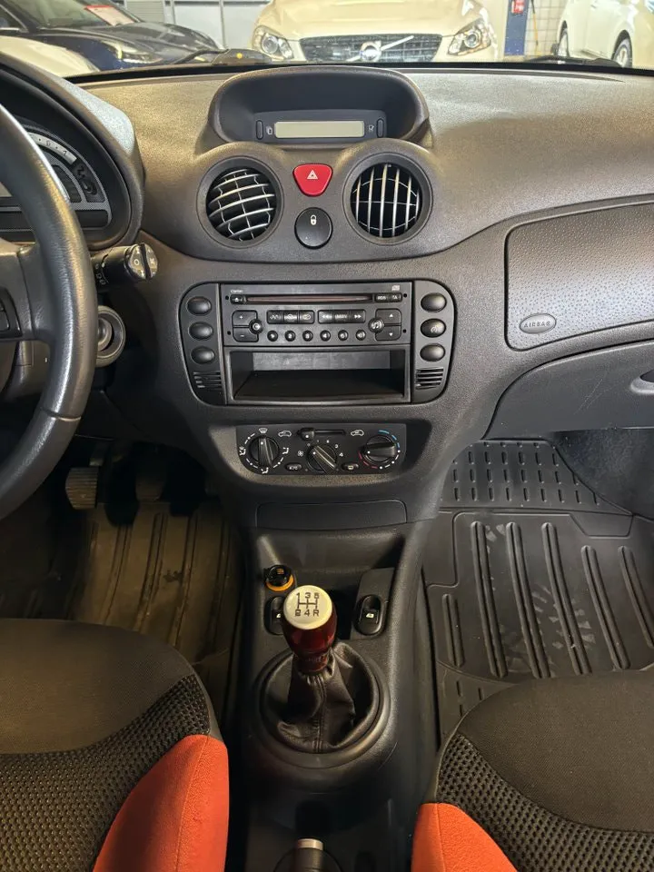 Vehicle image 14