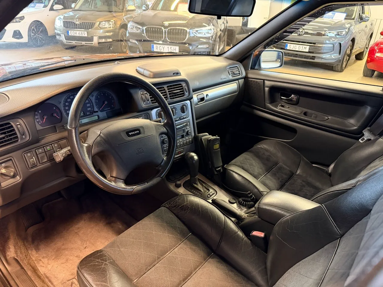 Vehicle image 10