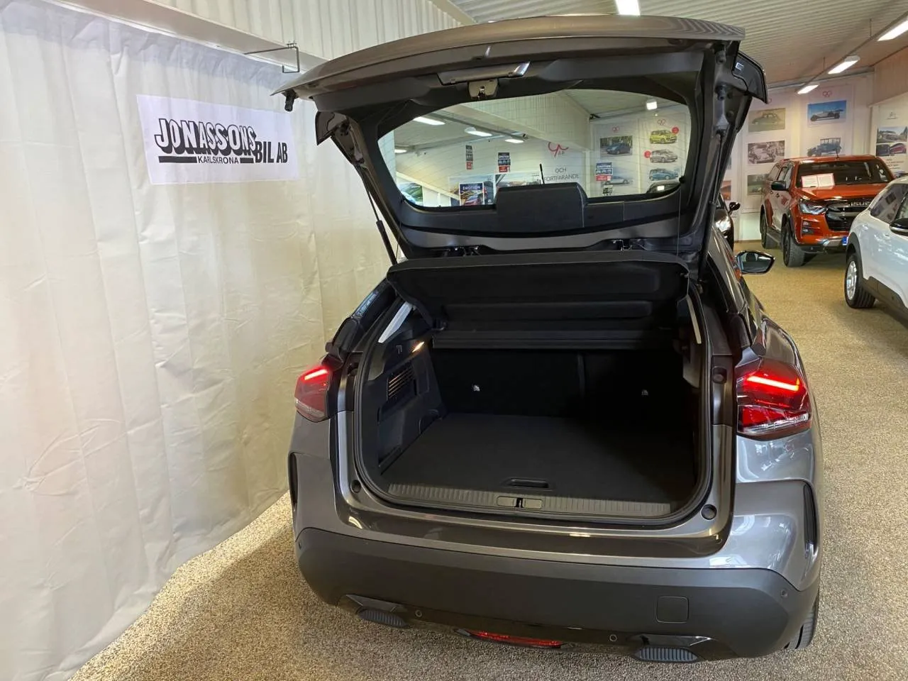 Vehicle image 7