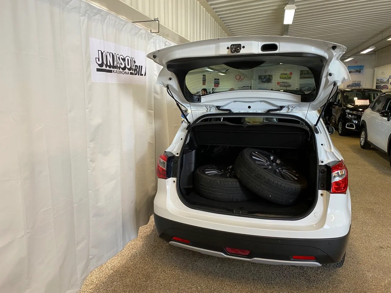 Vehicle image 7