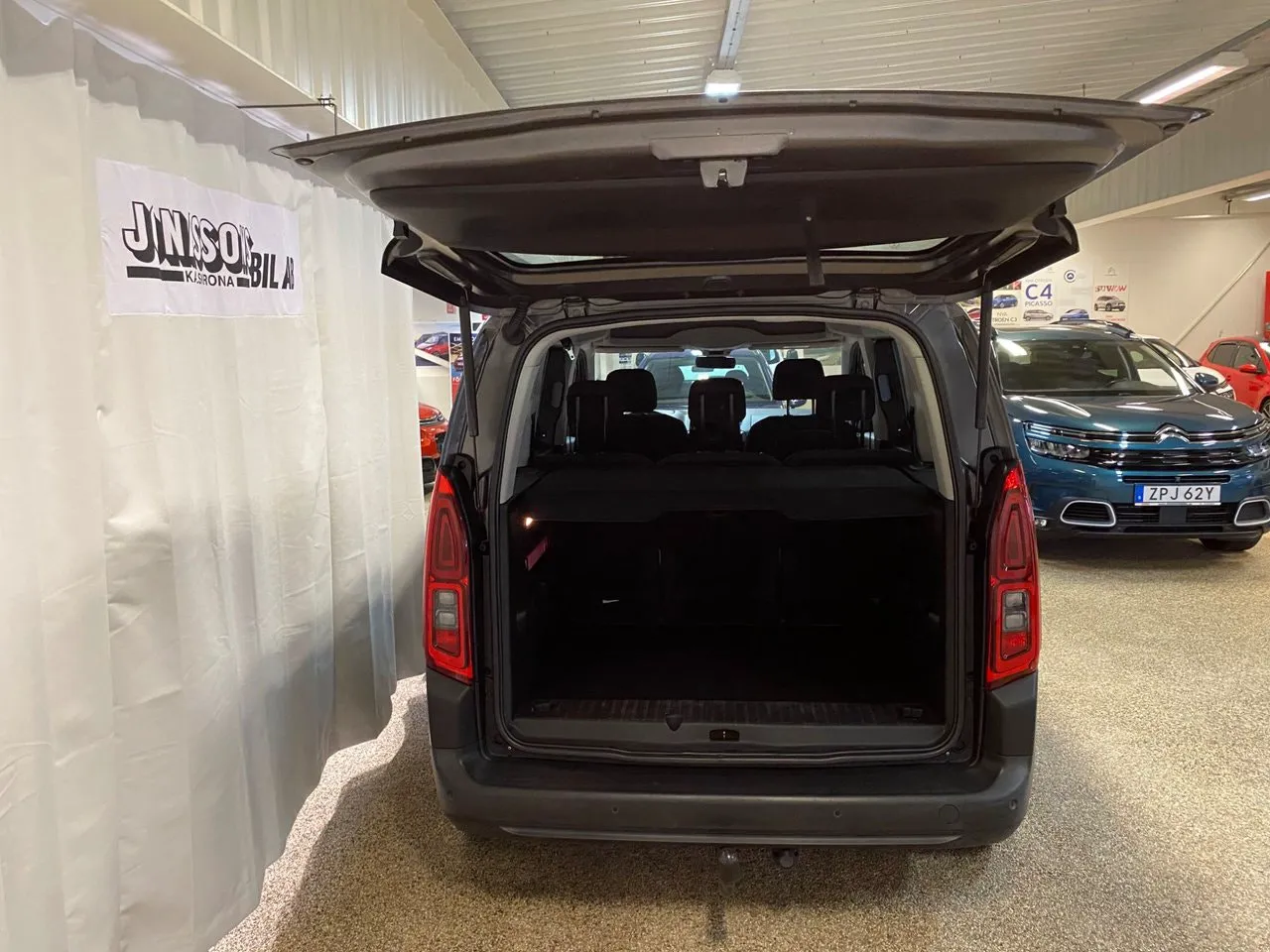 Vehicle image 8