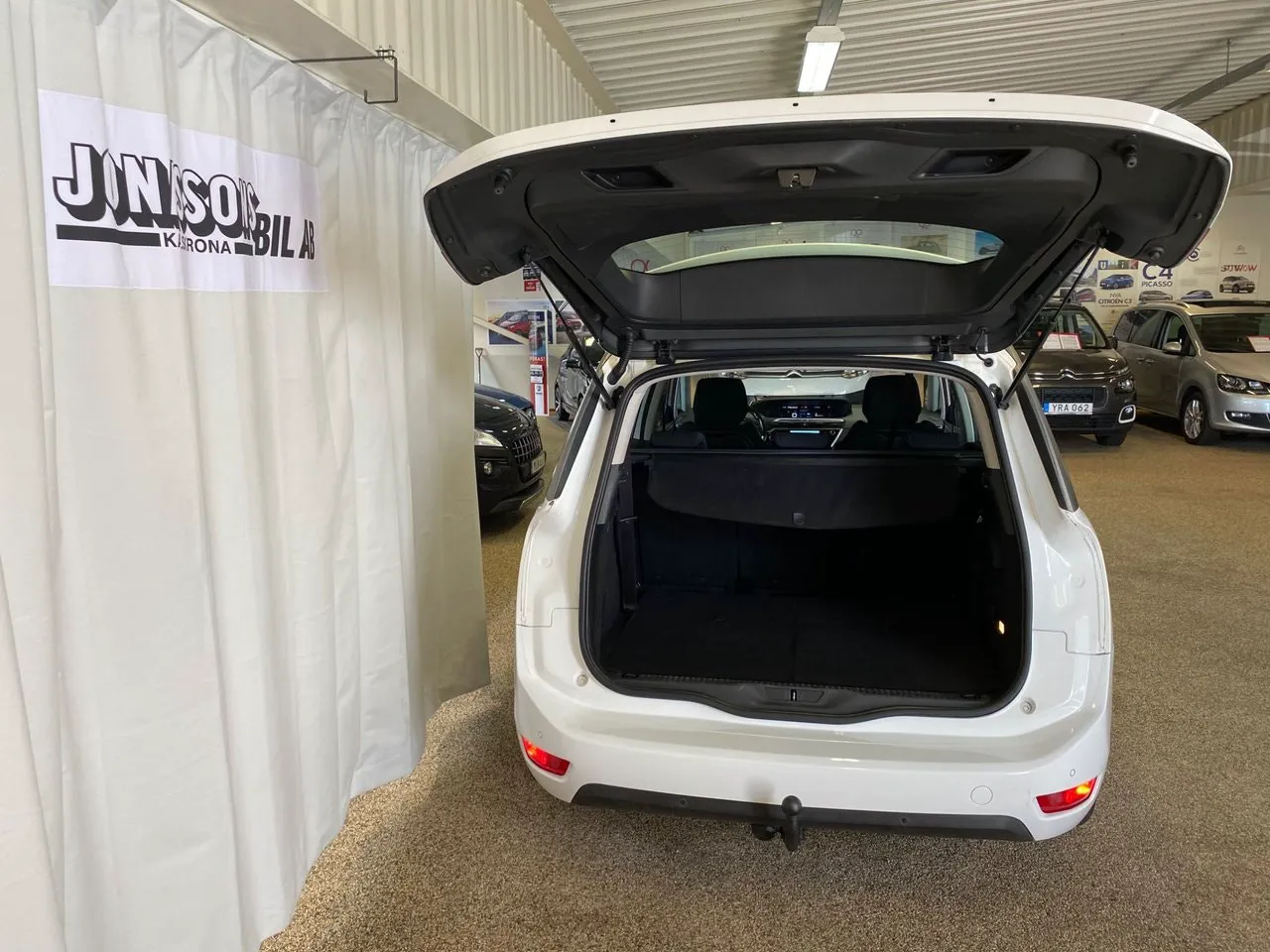 Vehicle image 10