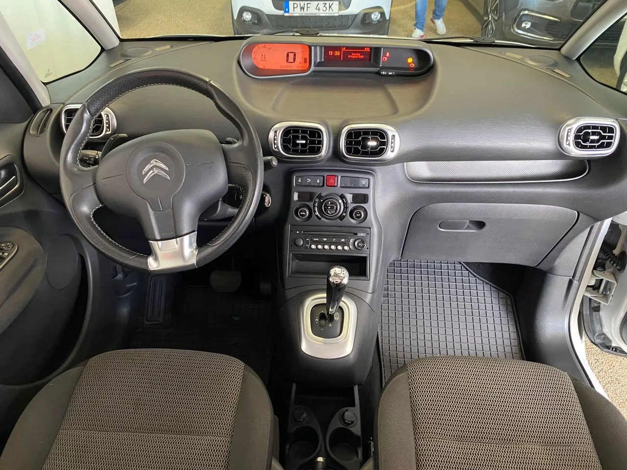 Vehicle image 4