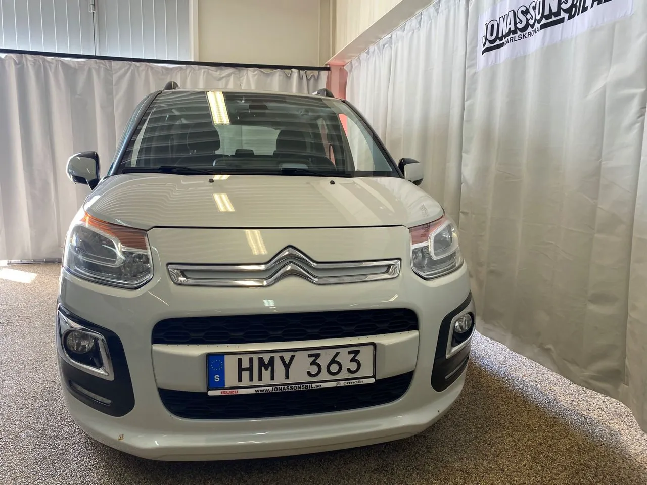Vehicle image 3