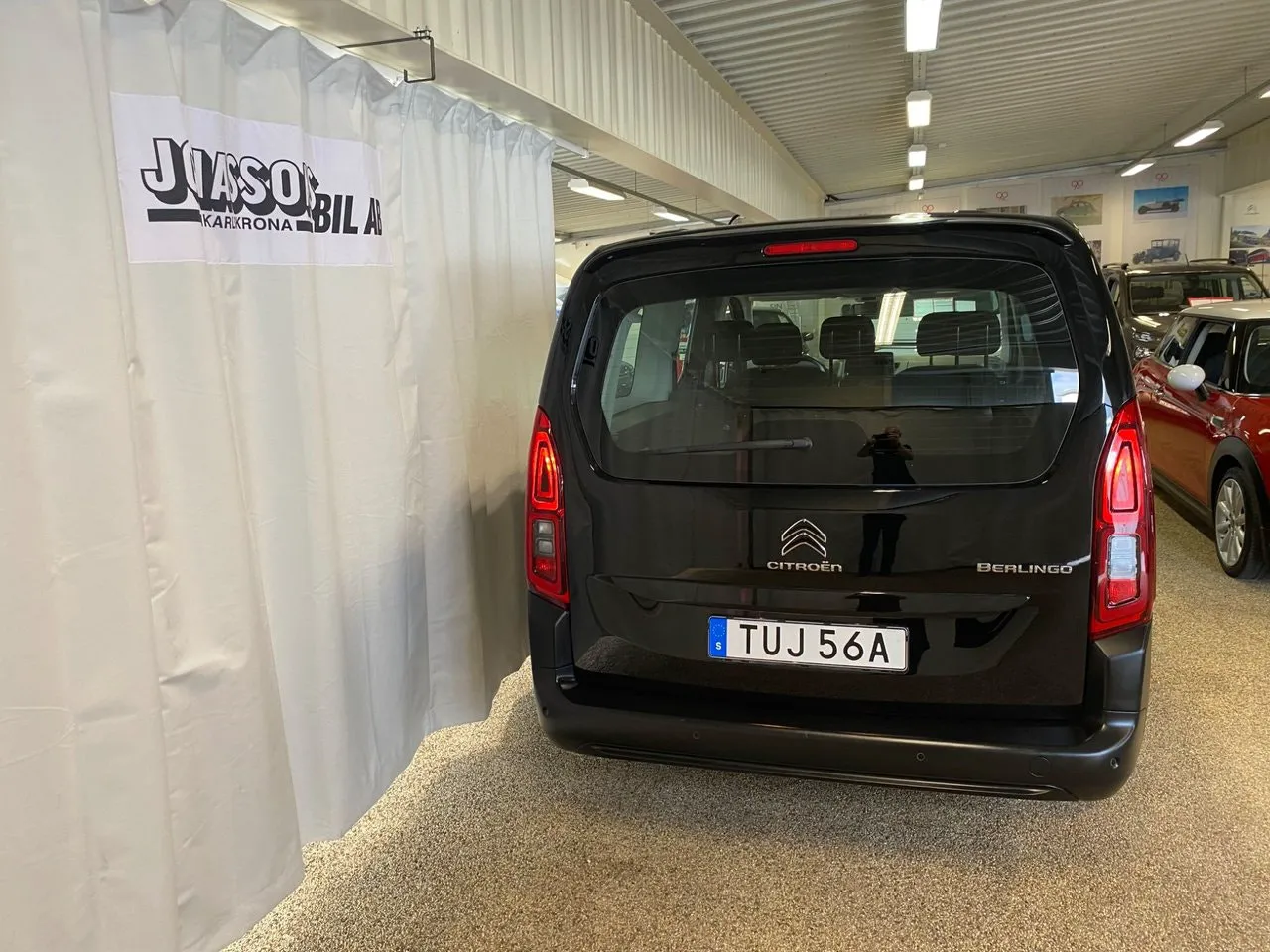 Vehicle image 10