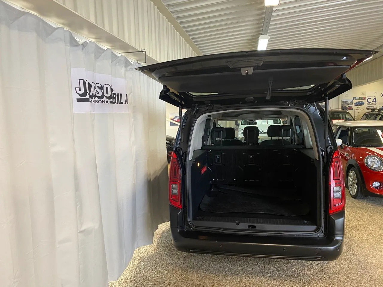 Vehicle image 9