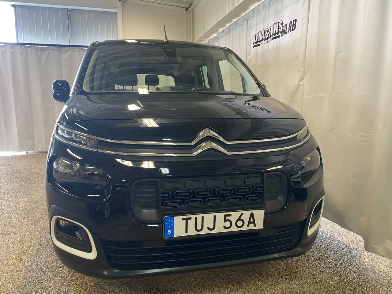 Vehicle image 3