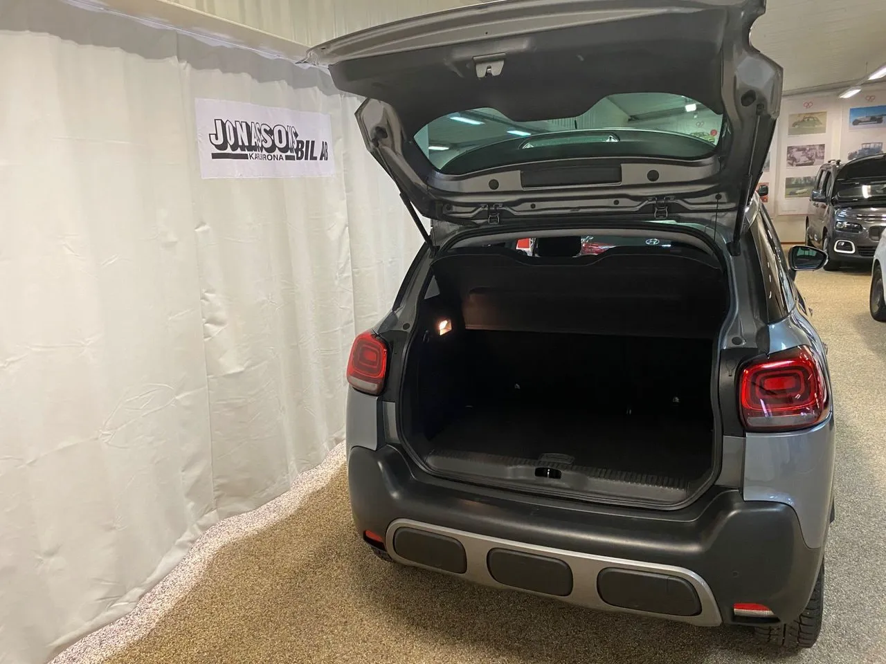 Vehicle image 7