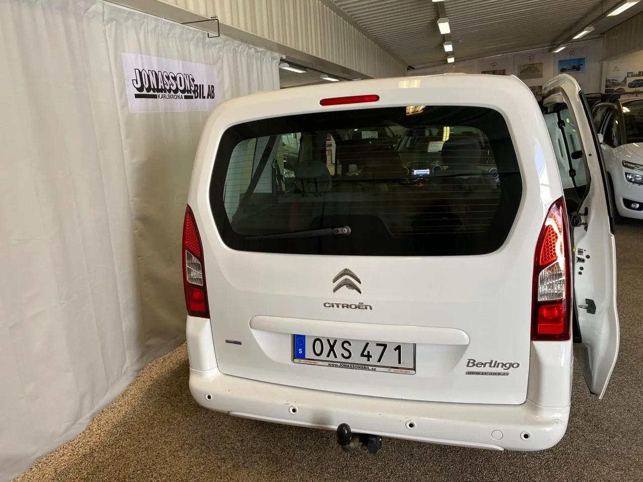 Vehicle image 9