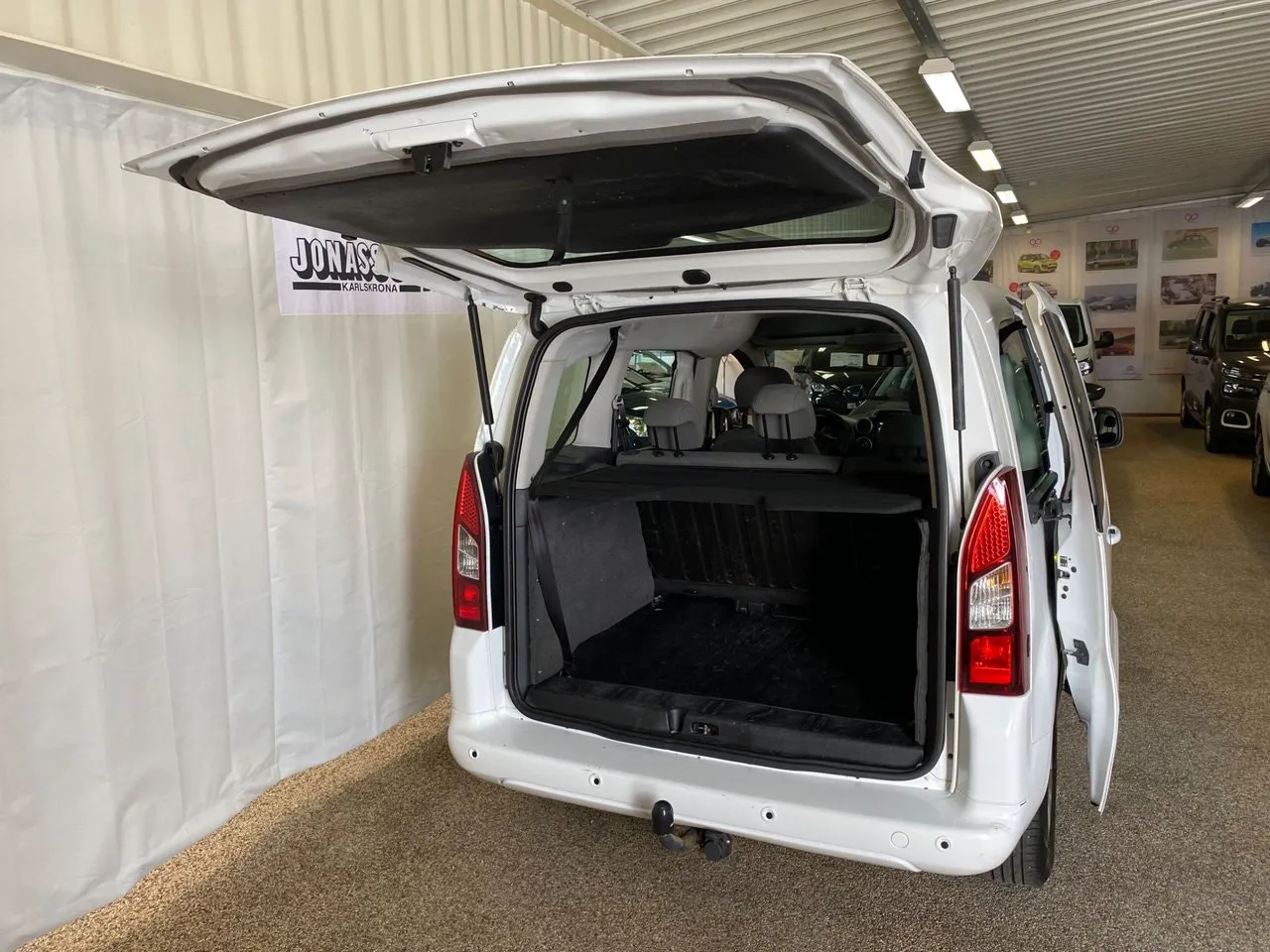 Vehicle image 8