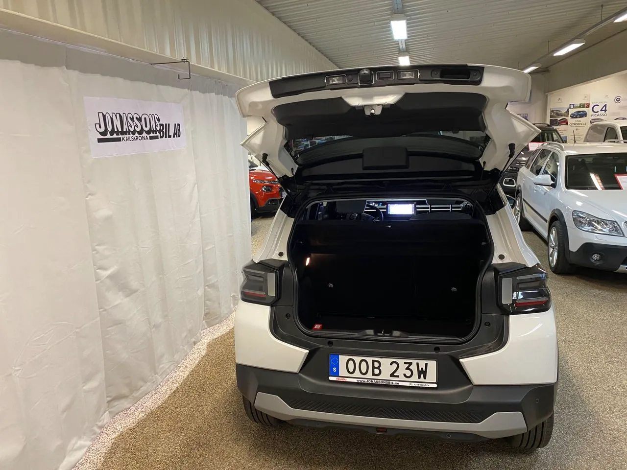 Vehicle image 8