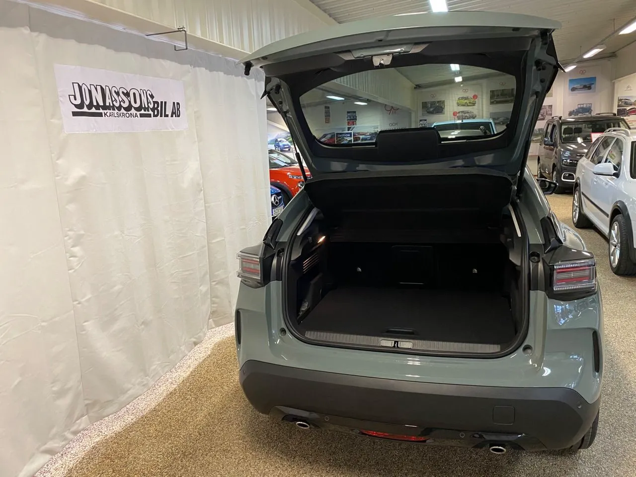 Vehicle image 8