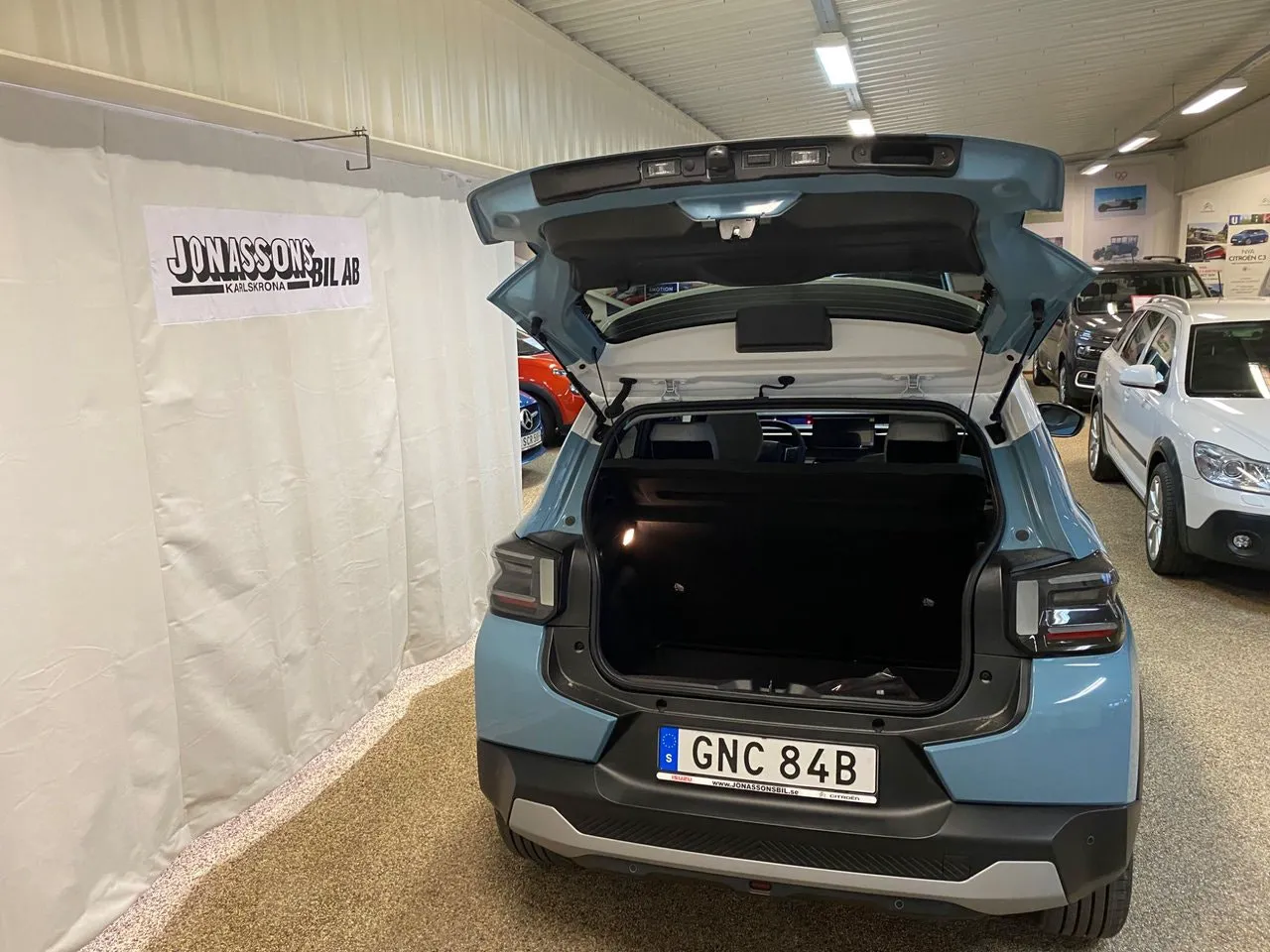 Vehicle image 8