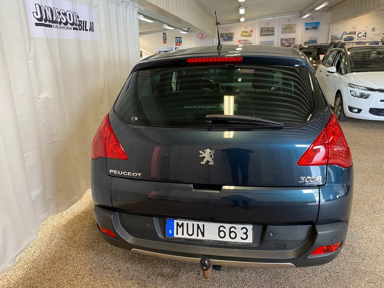 Vehicle image 10