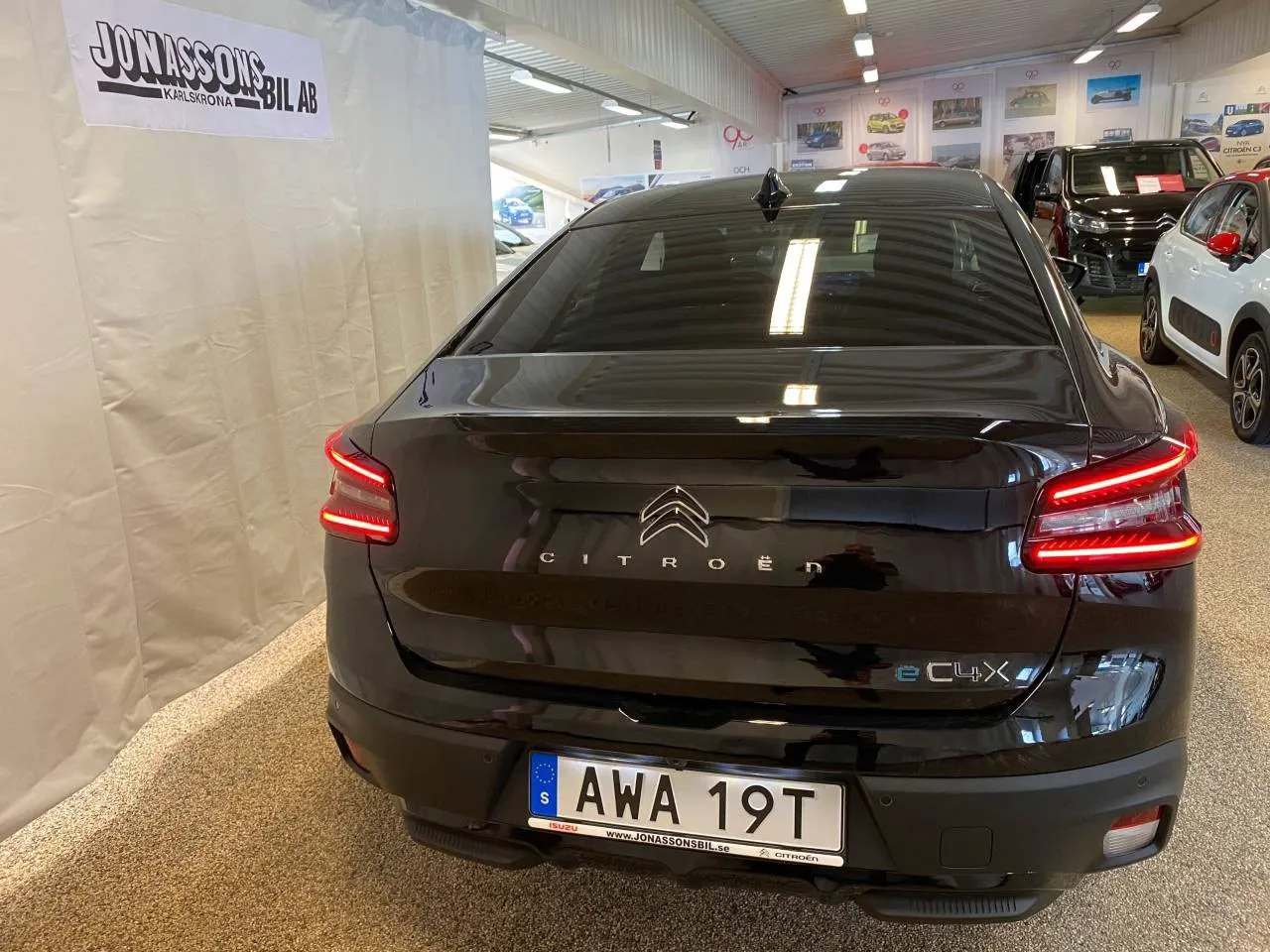Vehicle image 10