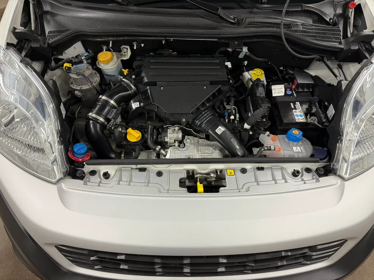 Vehicle image 15