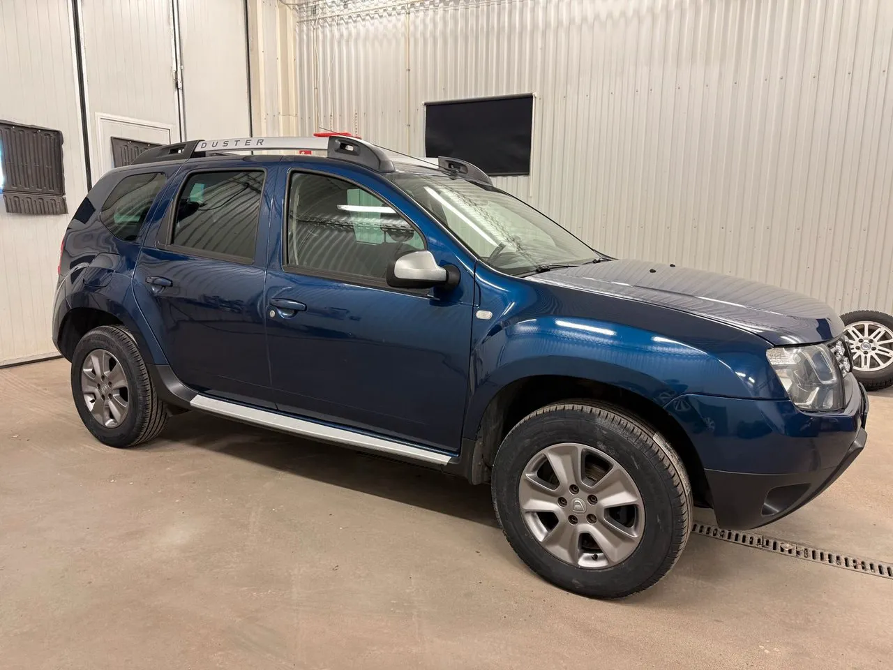 Vehicle image 4