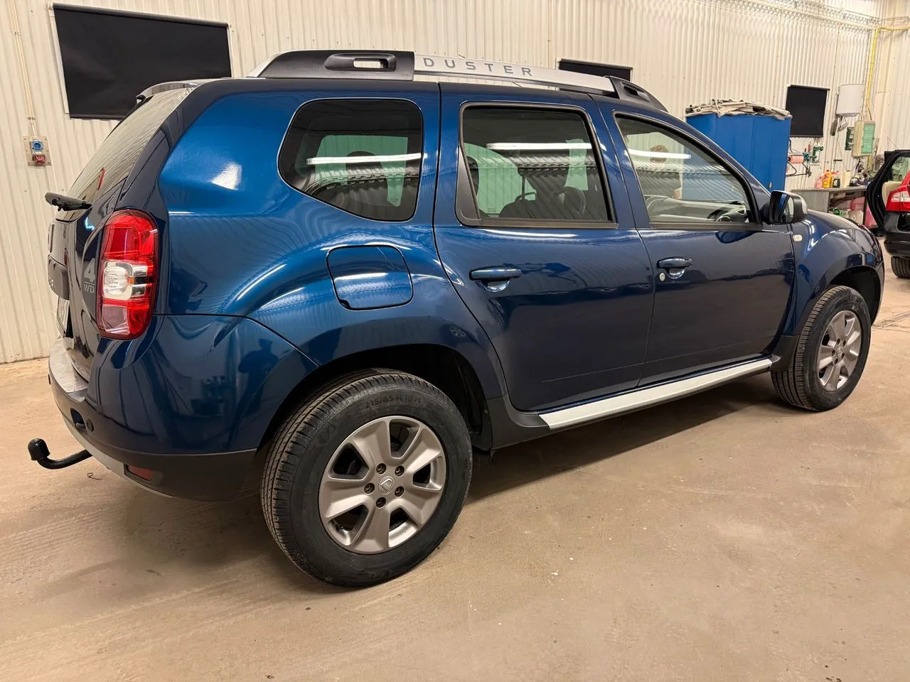 Vehicle image 5