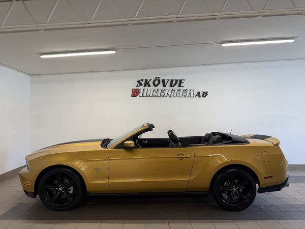 Ford Mustang GT V8 320hk Cabriolet/Nyservad/B-Kamera/Skinn/Nybesikt - 2010
