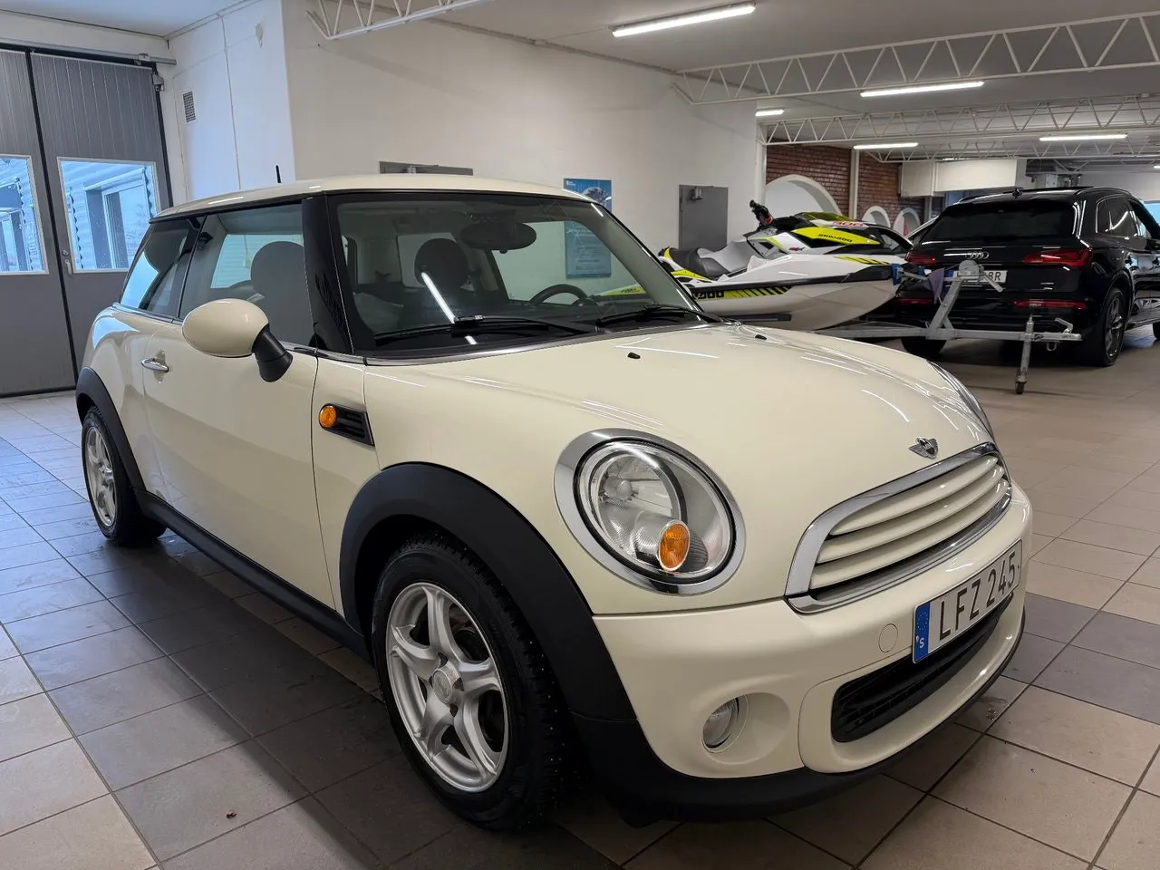 Vehicle image 6