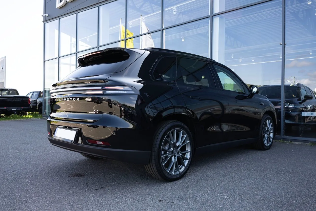 Vehicle image 4
