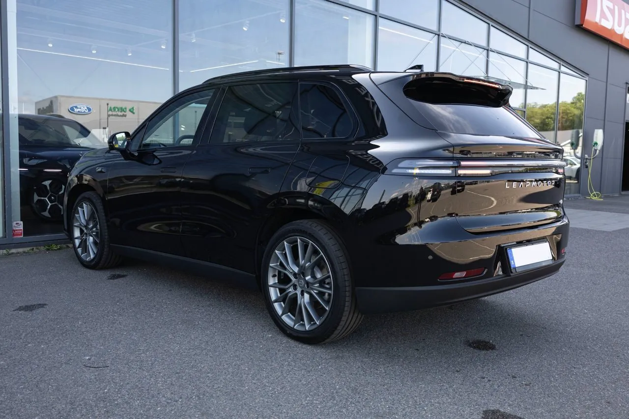 Vehicle image 6
