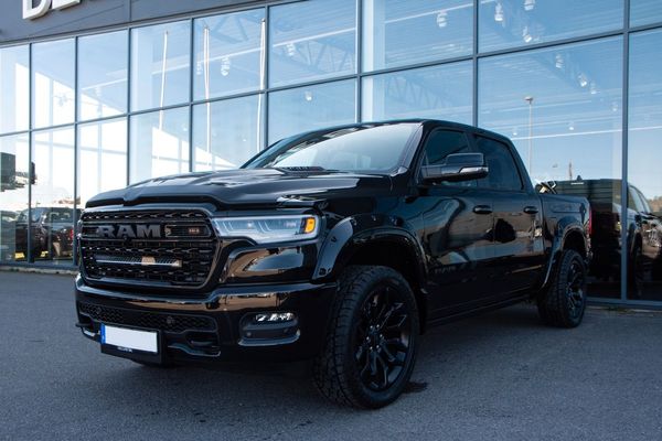 Dodge 1500 RAM LÅG SKATT E85 Limited Night Edition 548 hk - 2025