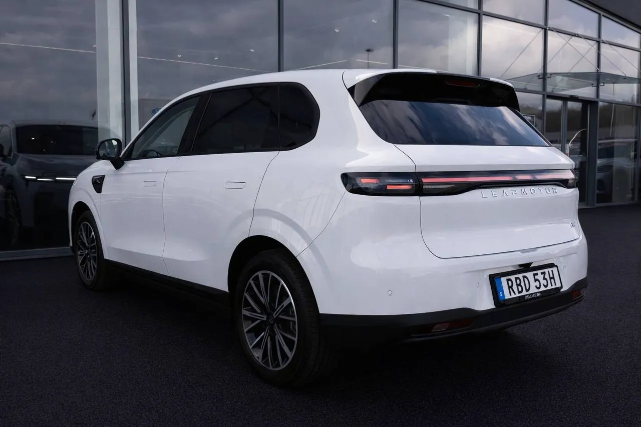 Vehicle image 6