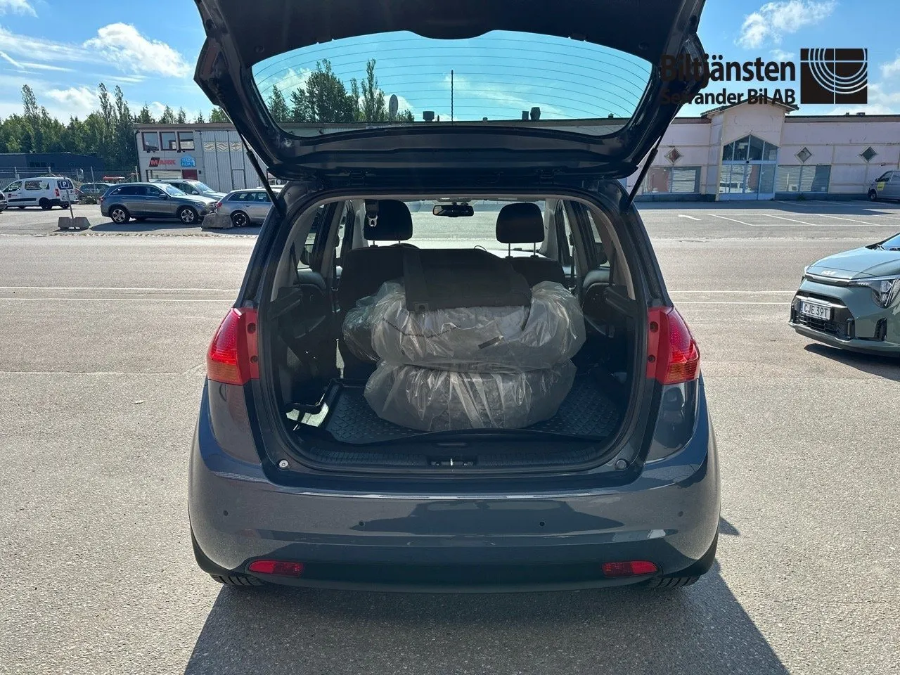 Vehicle image 13