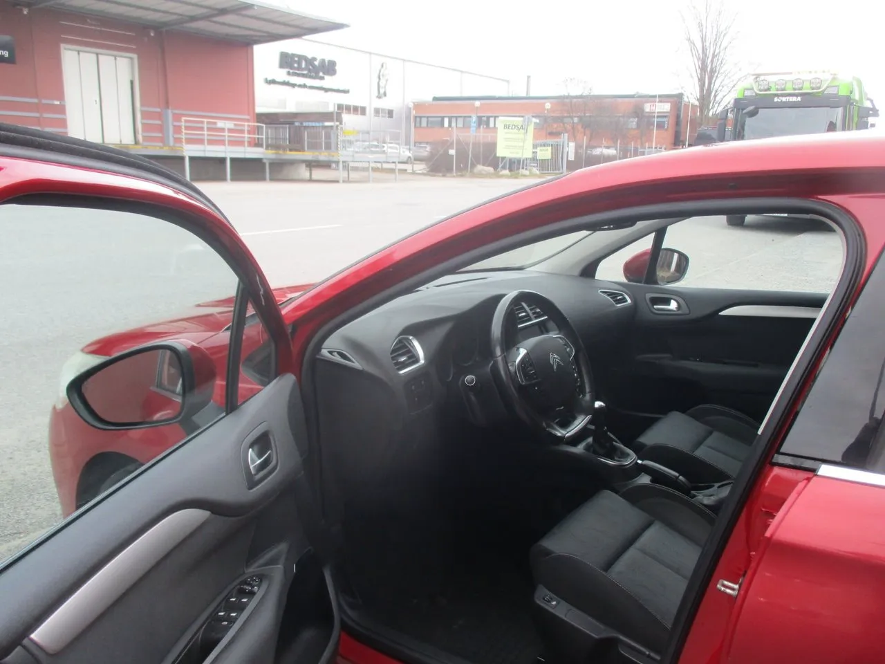 Vehicle image 9