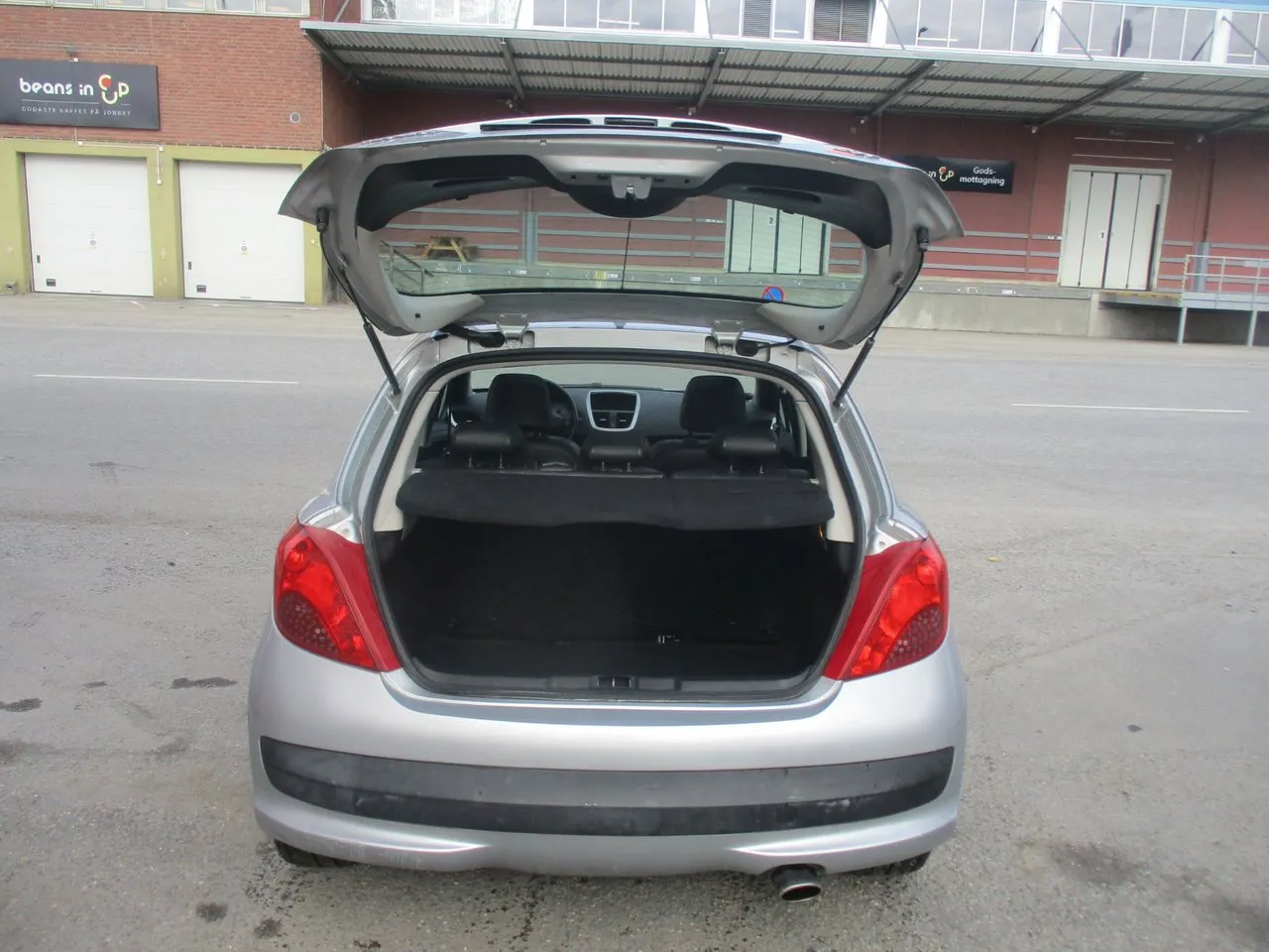 Vehicle image 6