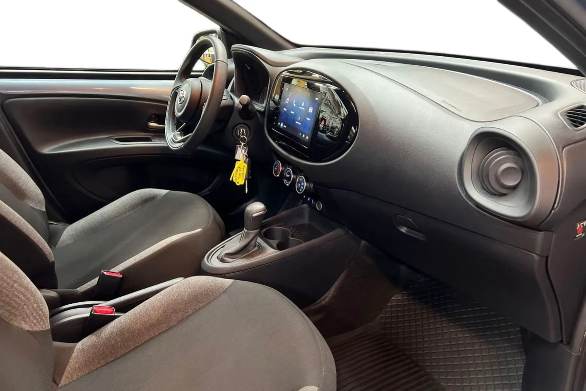 Vehicle image 7