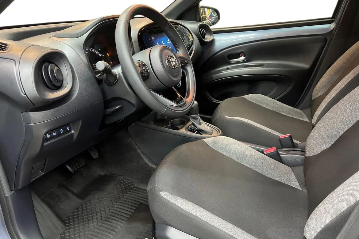 Vehicle image 14
