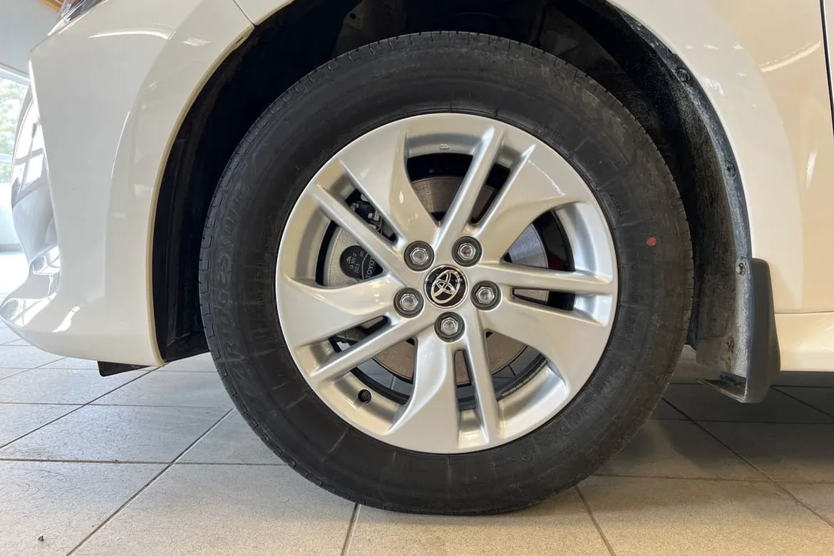 Vehicle image 16