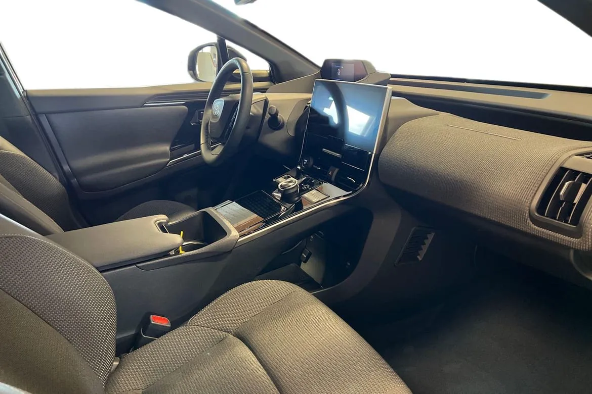 Vehicle image 6