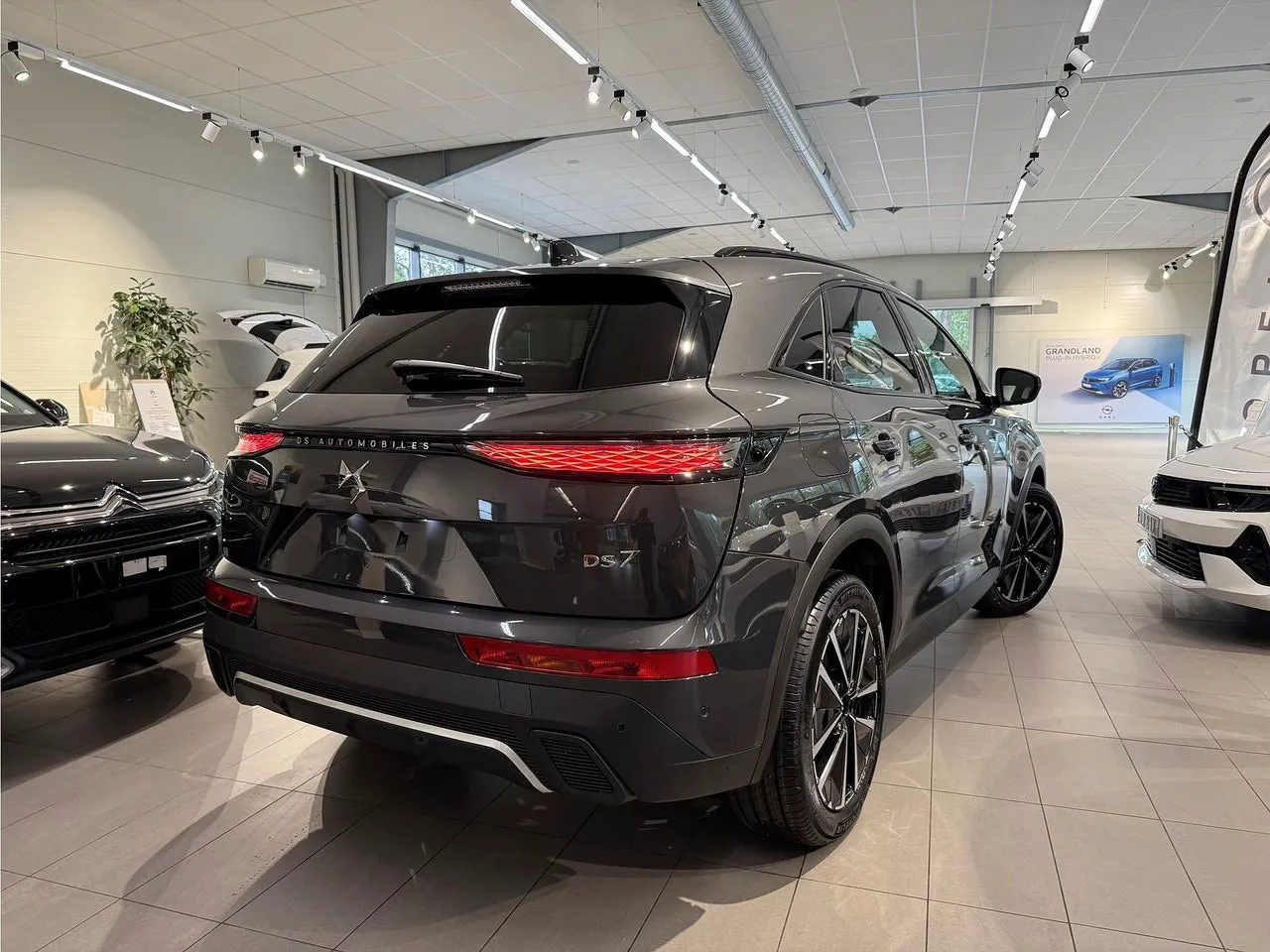 Vehicle image 4