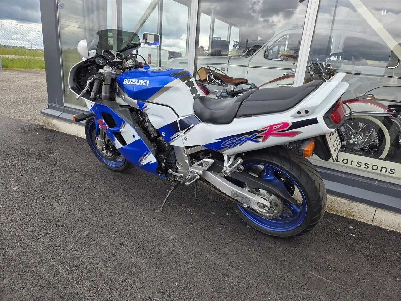Vehicle image 5