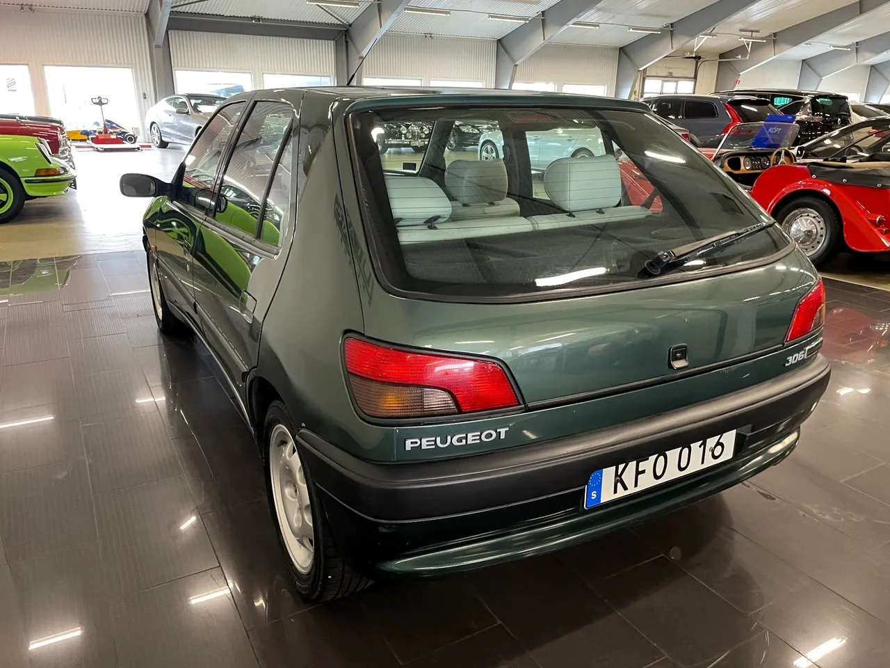 Vehicle image 4