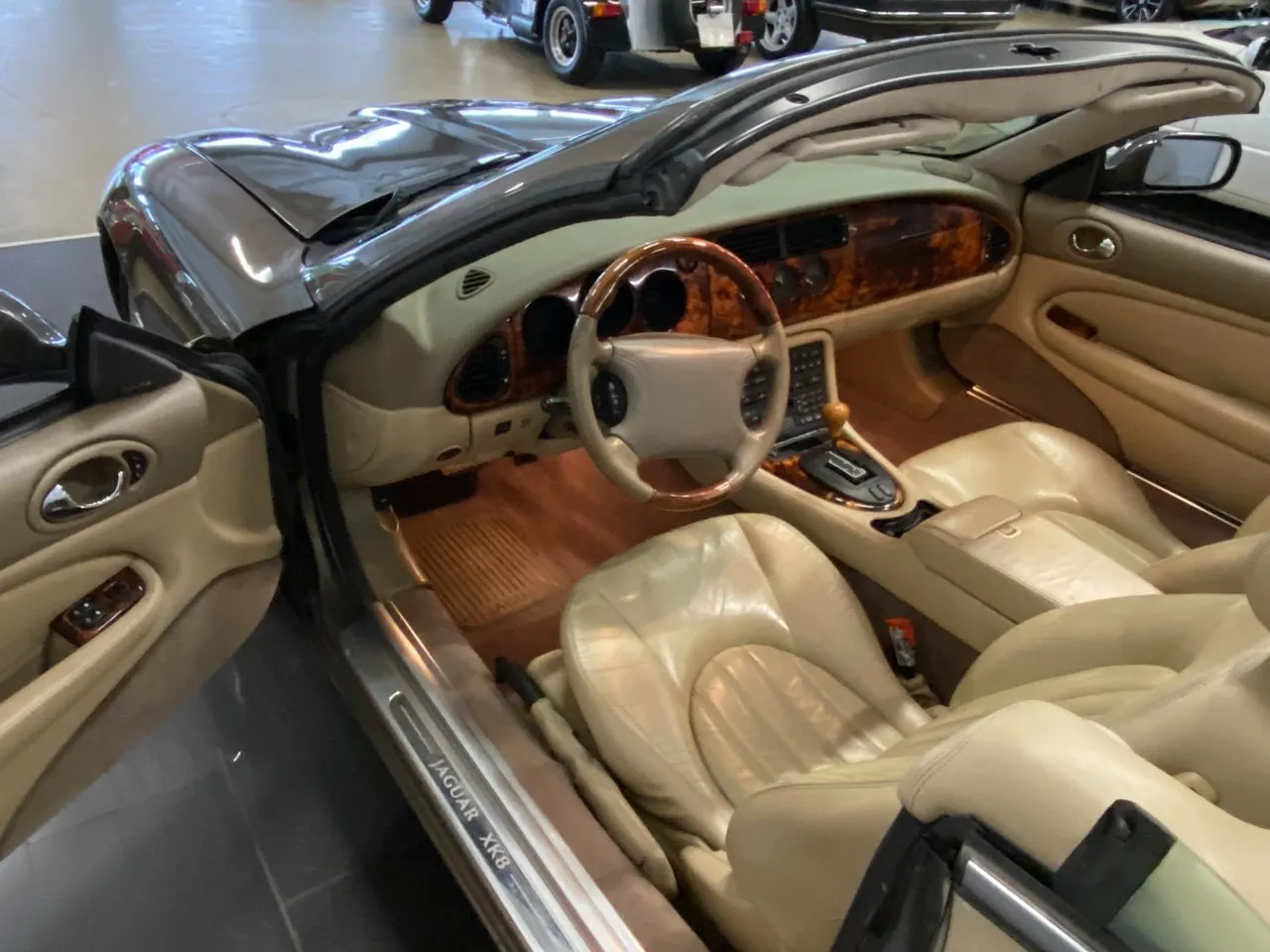 Vehicle image 16