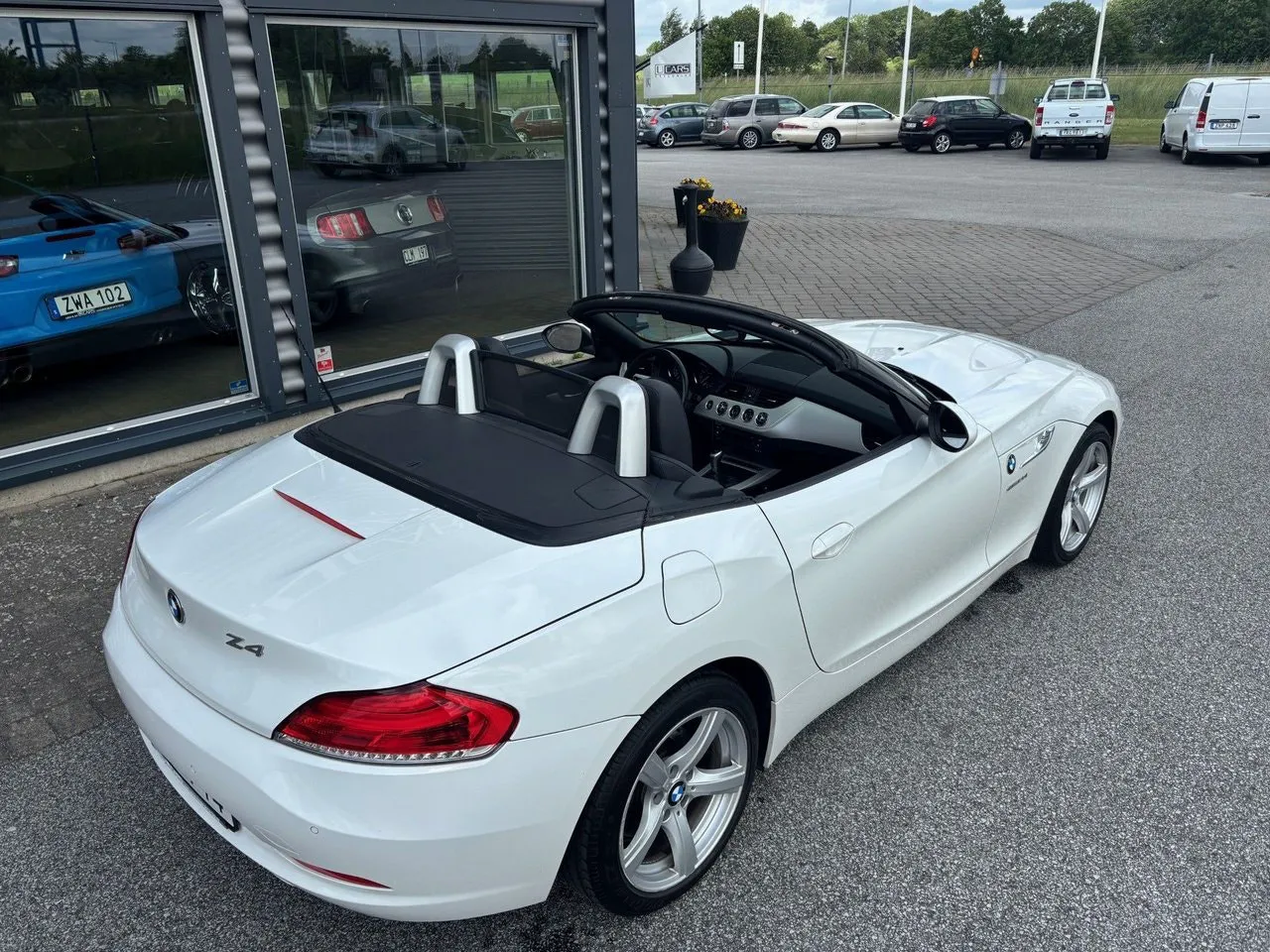 Vehicle image 4