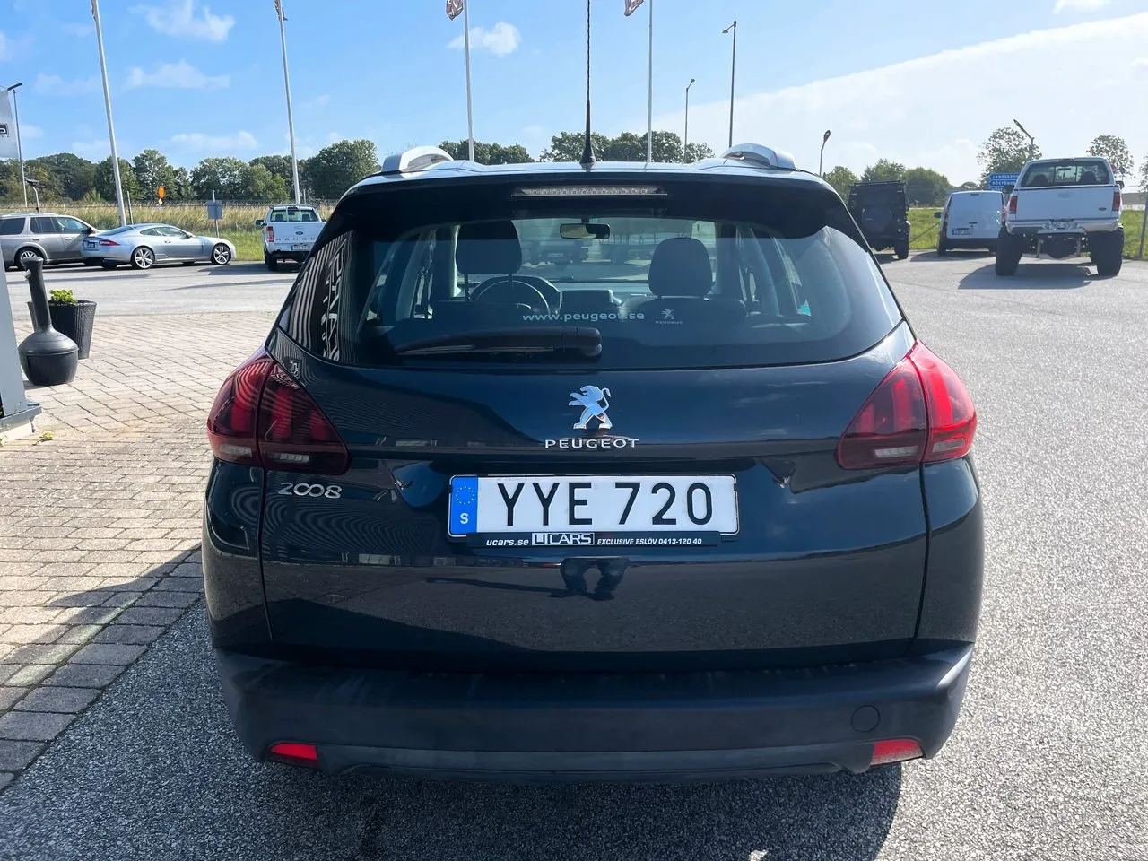 Vehicle image 3